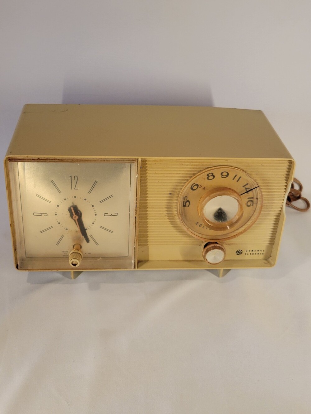 Vintage General Electric Solid State AM Clock Radio Retro MCM Beige Tabletop